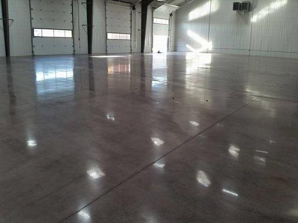 Công đoạn đánh bóng sàn bê tông
