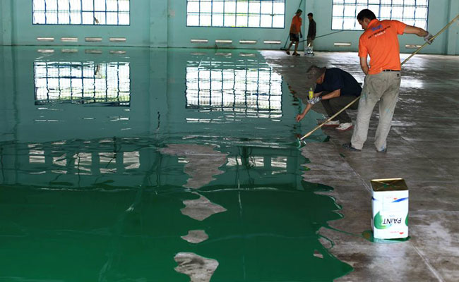 Thi công sơn sàn epoxy tự san phẳng