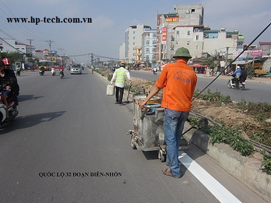 Thi công sơn kẻ đường tại quốc lộ 32 Diễn- Nhổn